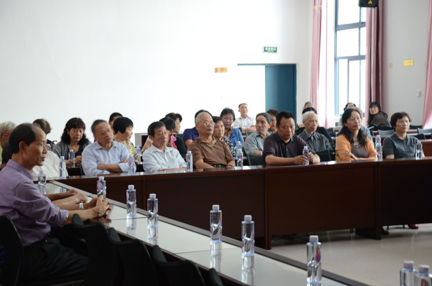 学院召开退休教师座谈会(图3)