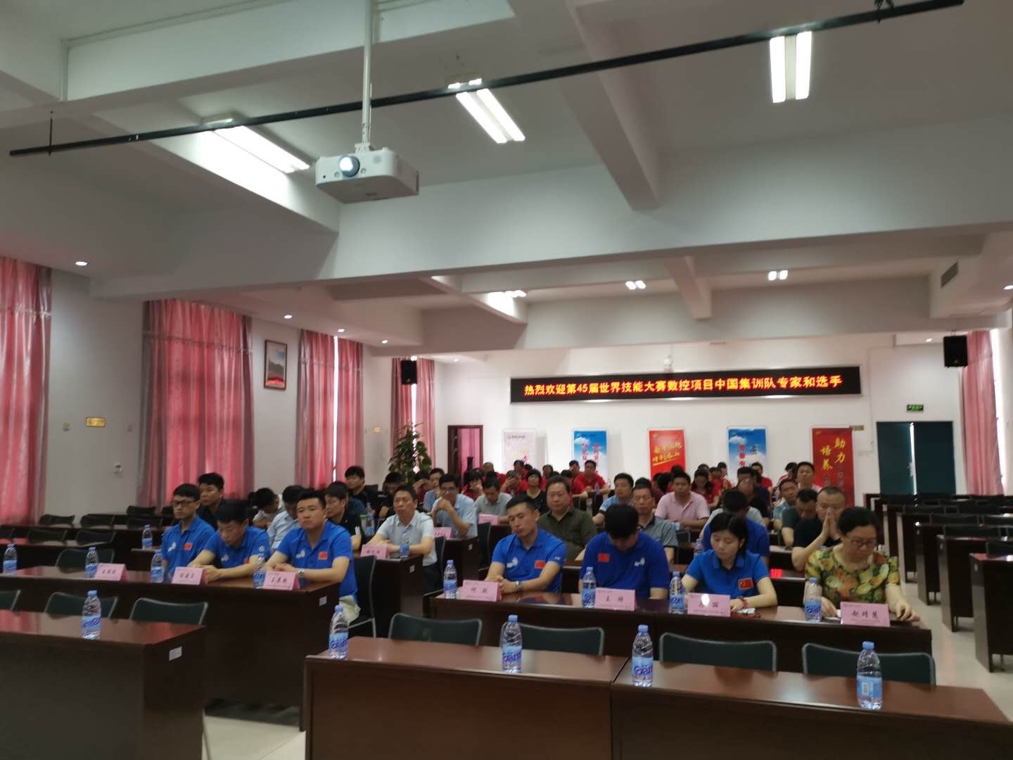 世界技能大赛数控车项目中国集训队到我院中国集训基地技术交流(图2)