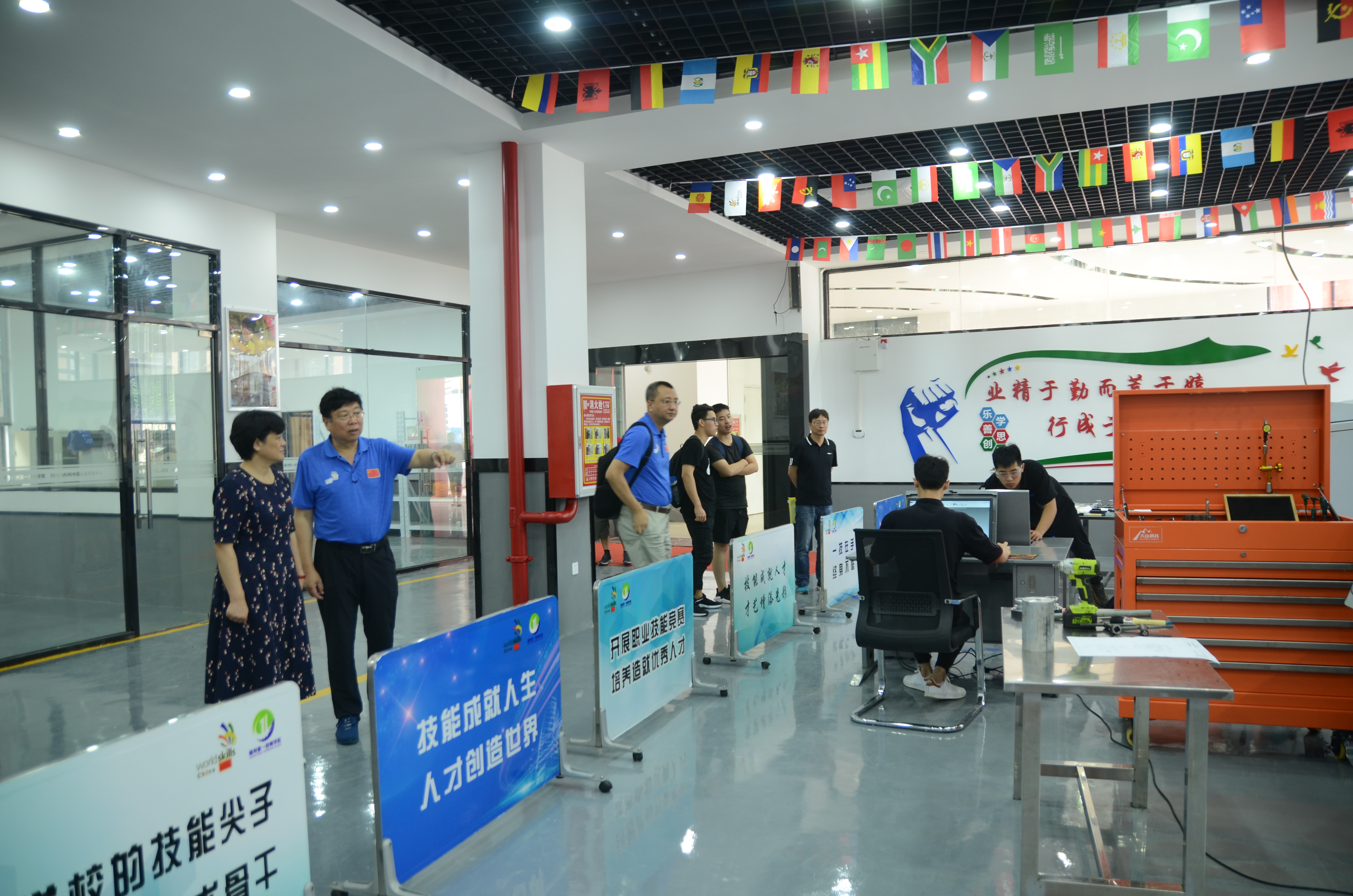 世界技能大赛数控车项目中国集训队到我院中国集训基地技术交流(图9)