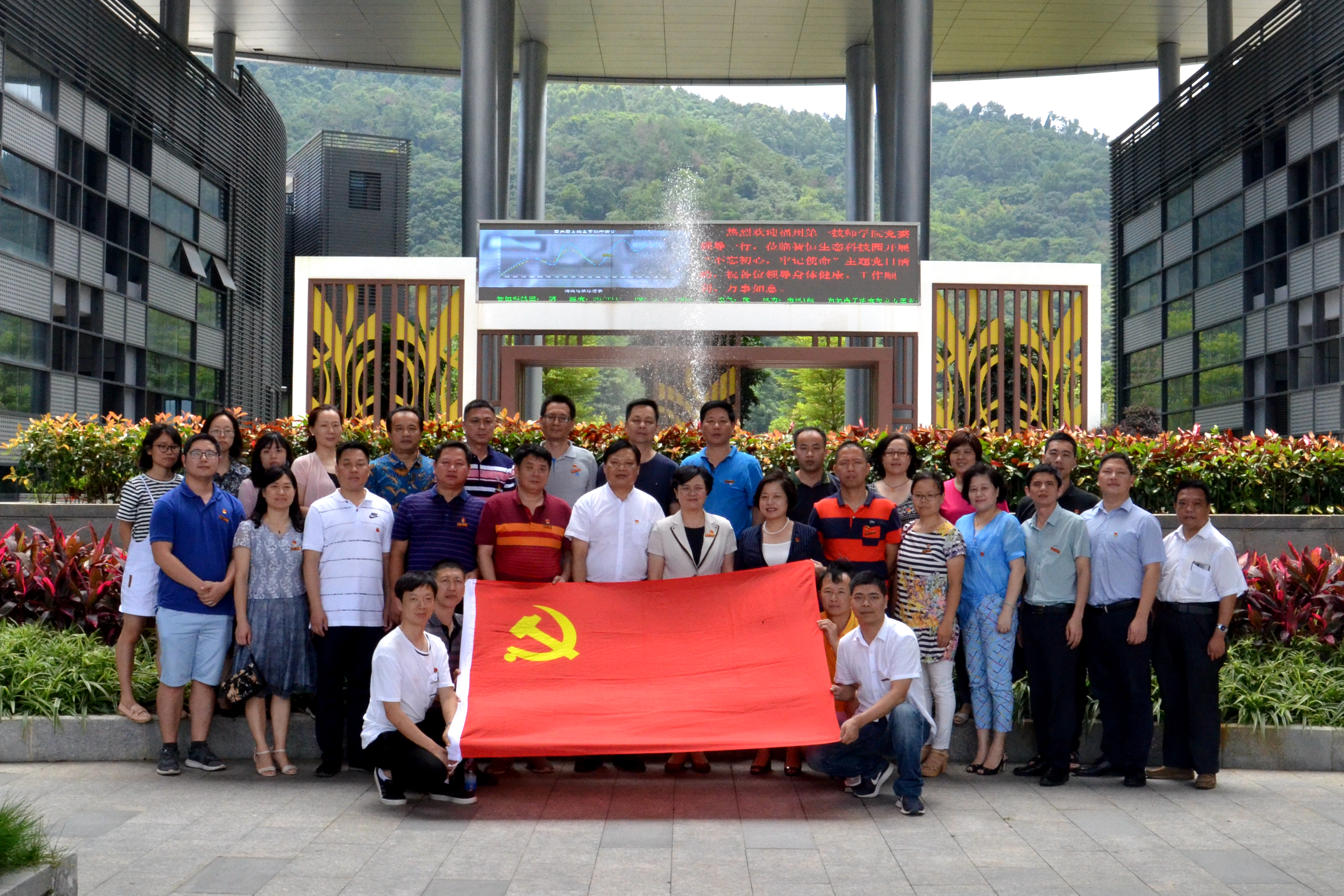 下企业庆党日，学非公担使命(图1)