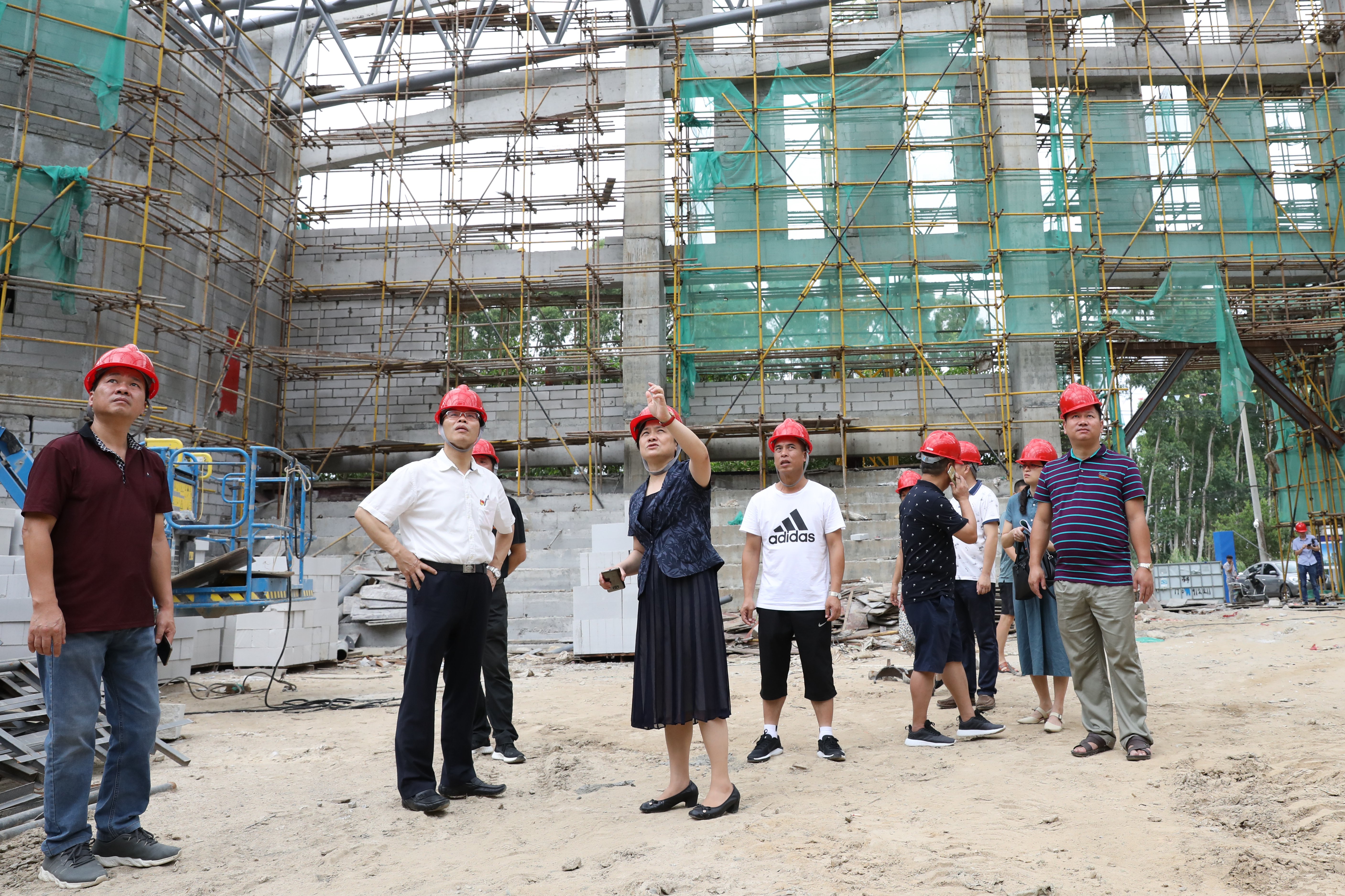福州市人社局党组书记、局长王命瑞来校看望教师(图1)