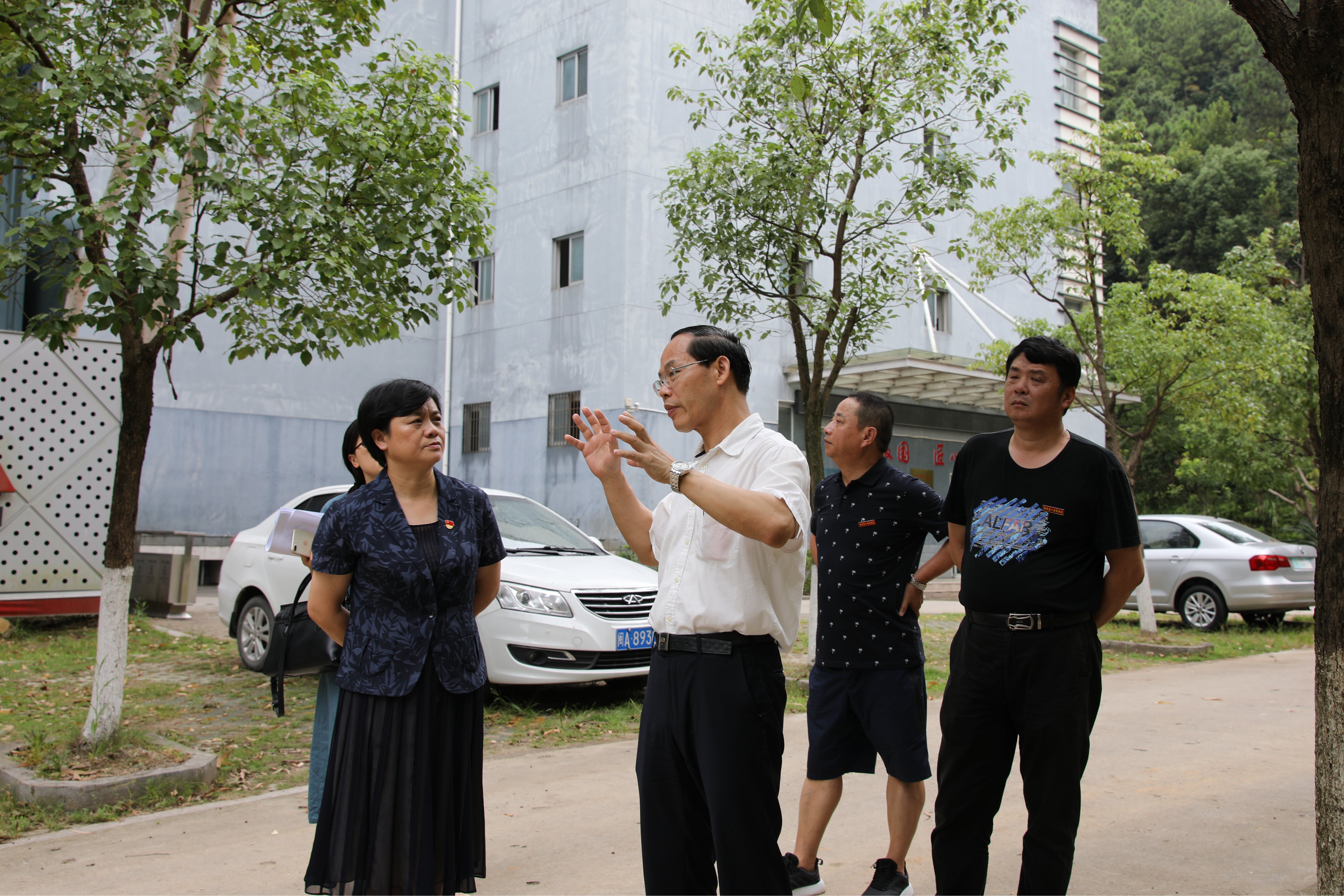 福州市人社局党组书记、局长王命瑞来校看望教师(图2)