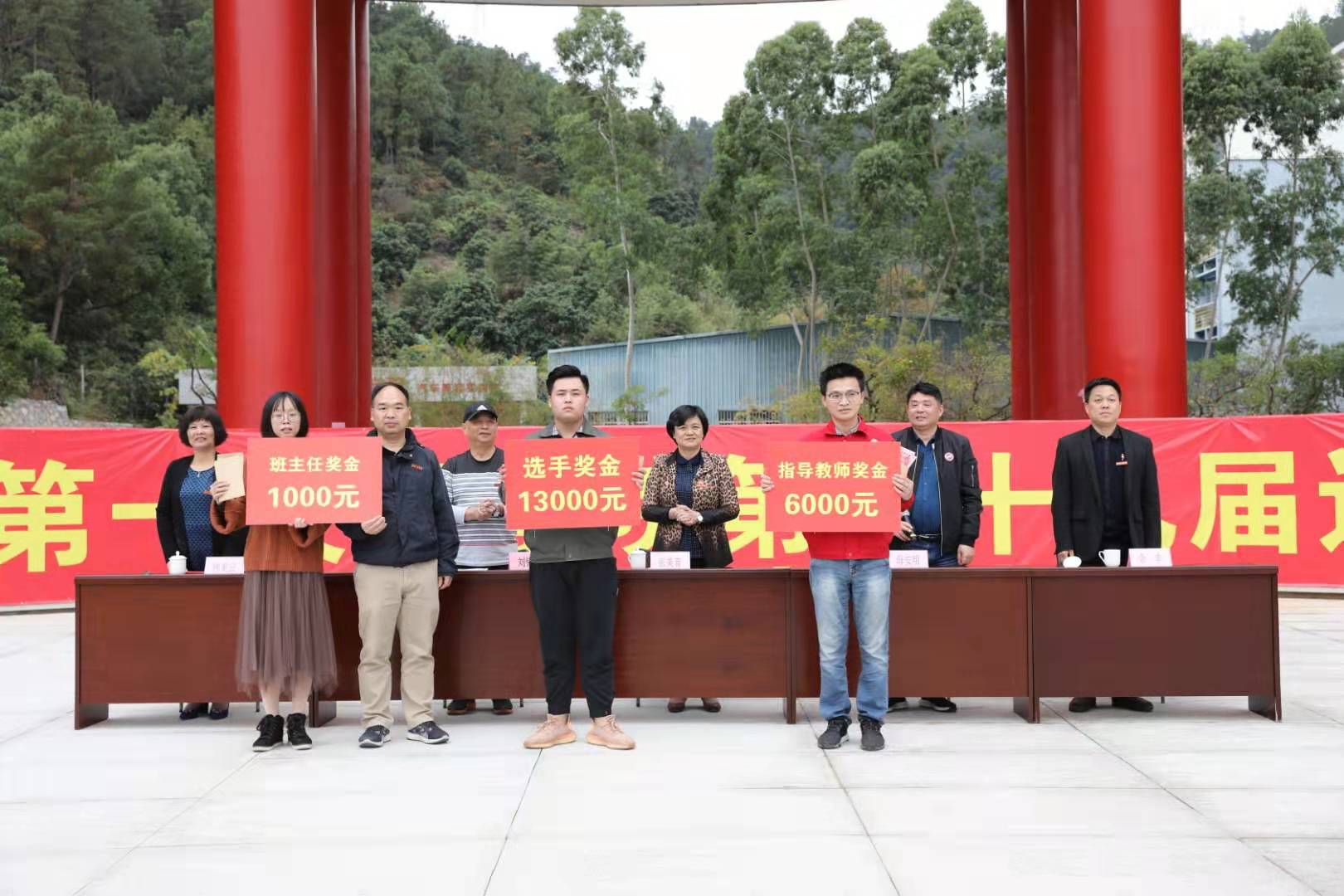 学院为国赛获奖选手颁发奖金(图2)