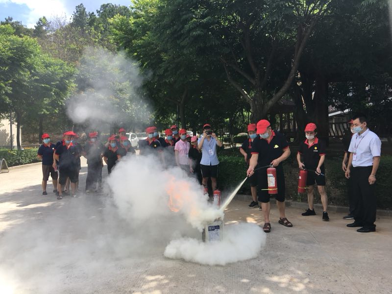 学院举行后勤岗位人员消防演练(图2)