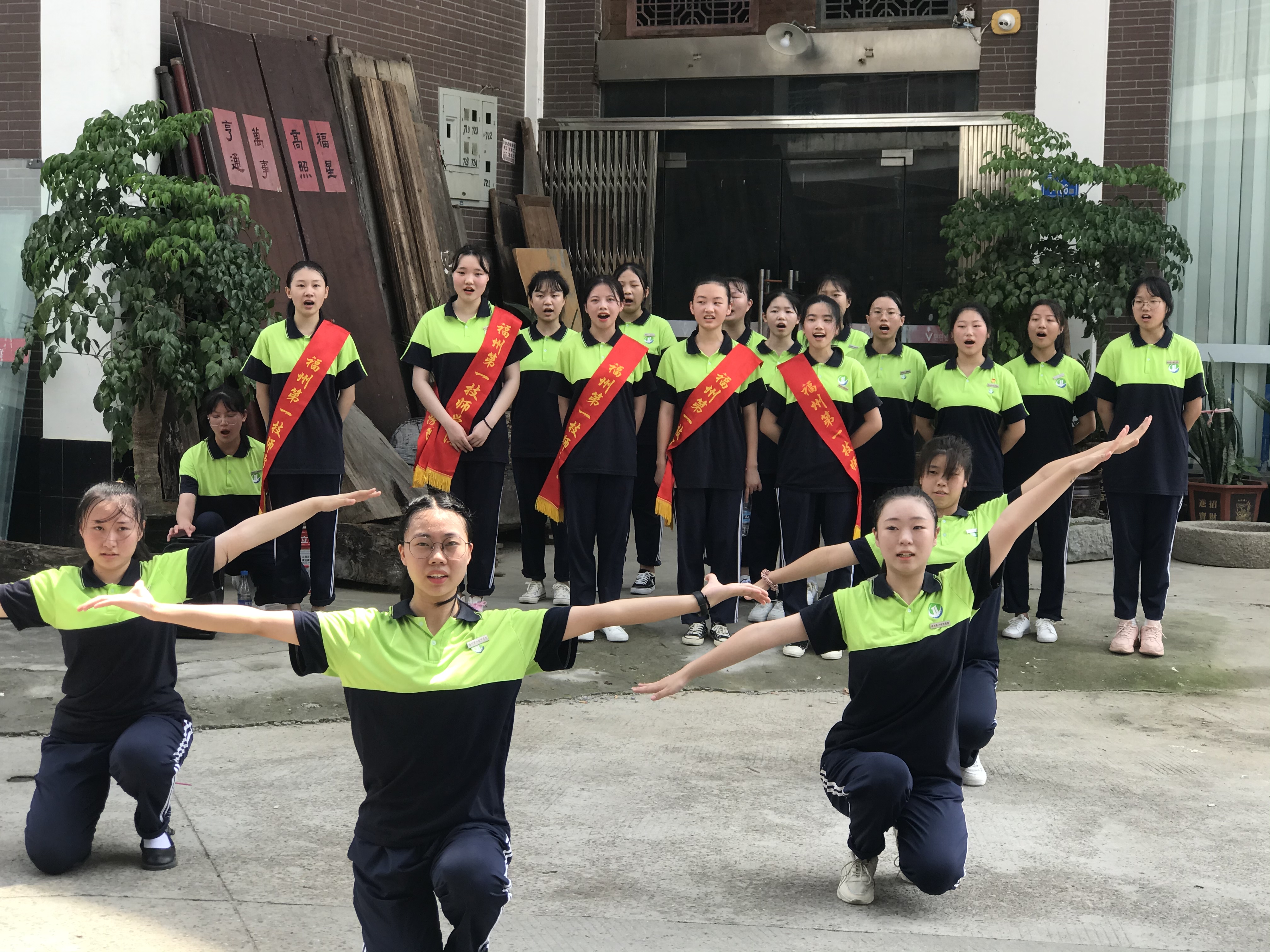 学院开展端午节尊老爱老慰问活动(图2)