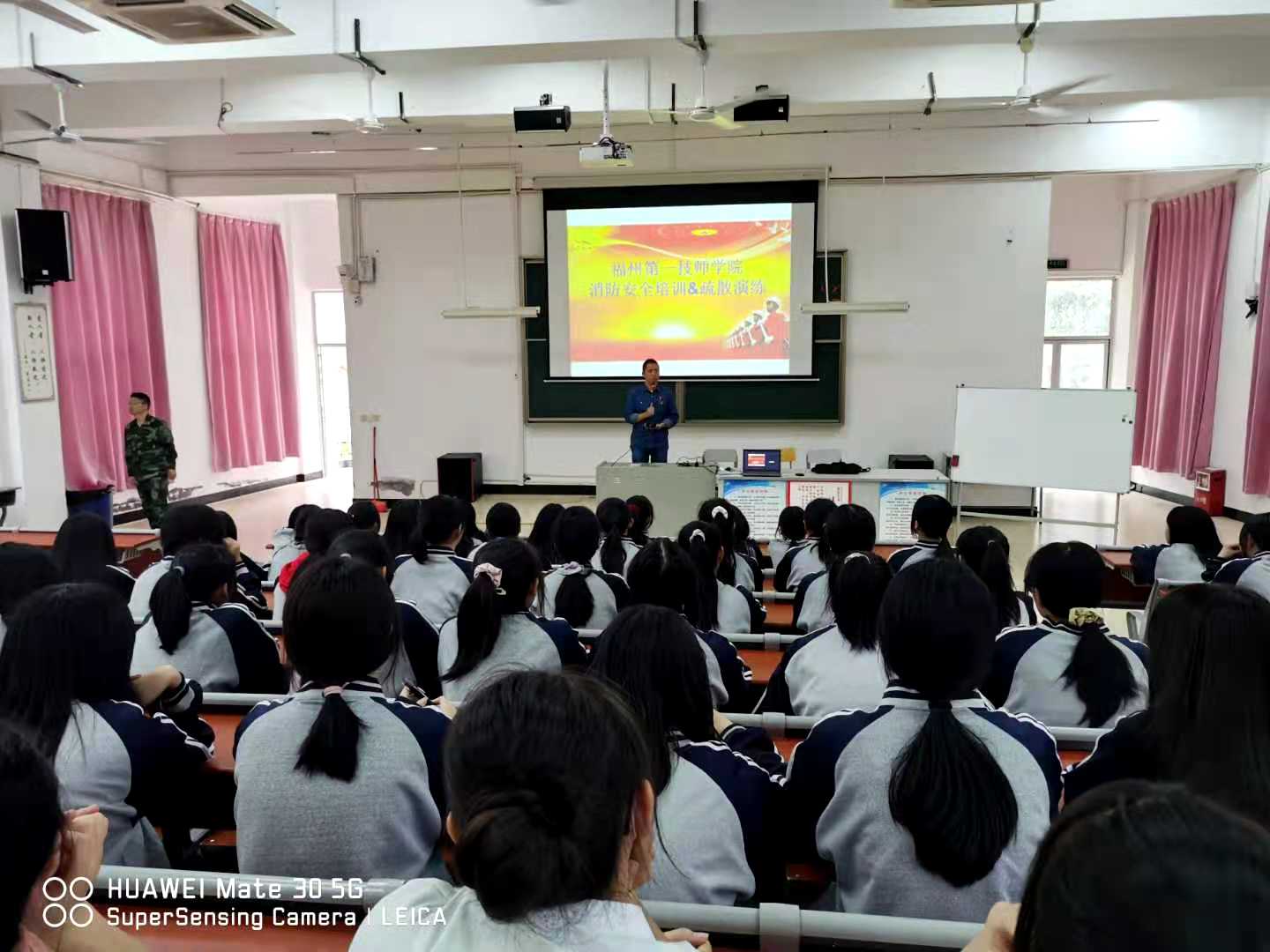 学院举行秋季消防演练(图1)