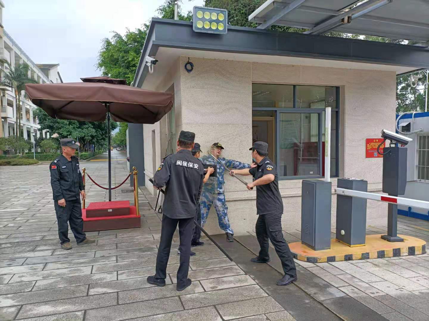 学院开展反恐防暴培训(图2)