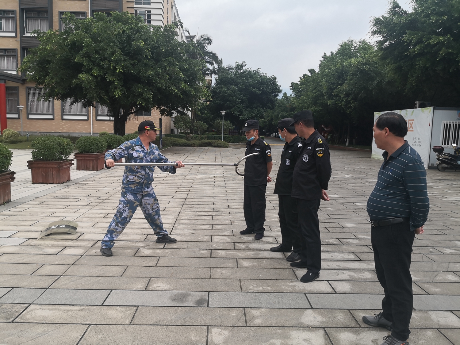 学院开展反恐防暴培训(图1)