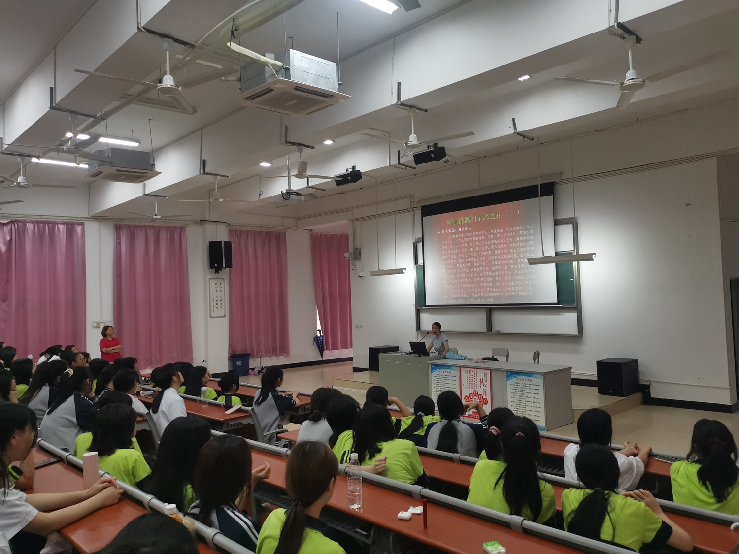 澳门永利集团举行“爱情向左，我向右”女生心理健康讲座(图2)