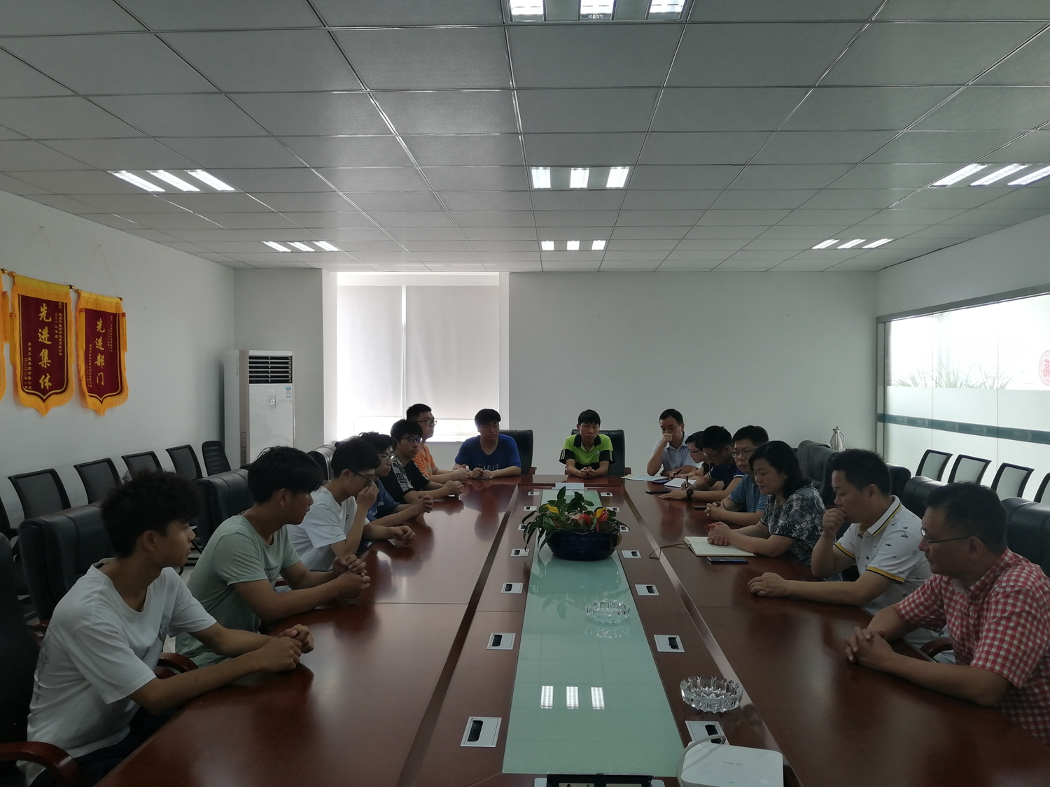 学院领导再下企业办实事，把高级工的优惠政策送到车间(图1)