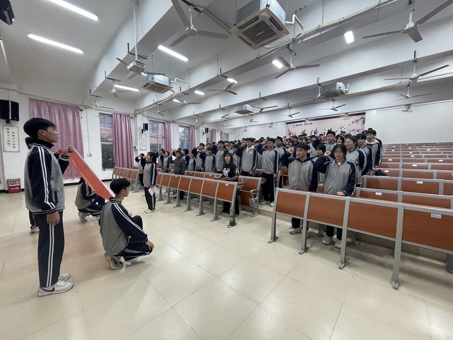 学院举行新团员入团仪式(图3)