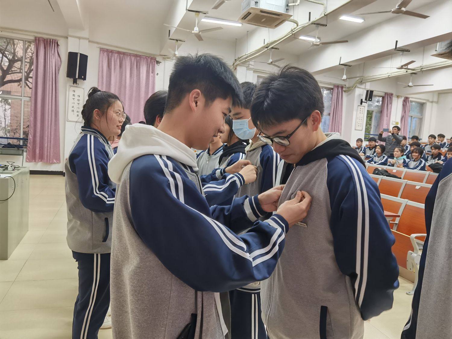 学院举行新团员入团仪式(图2)