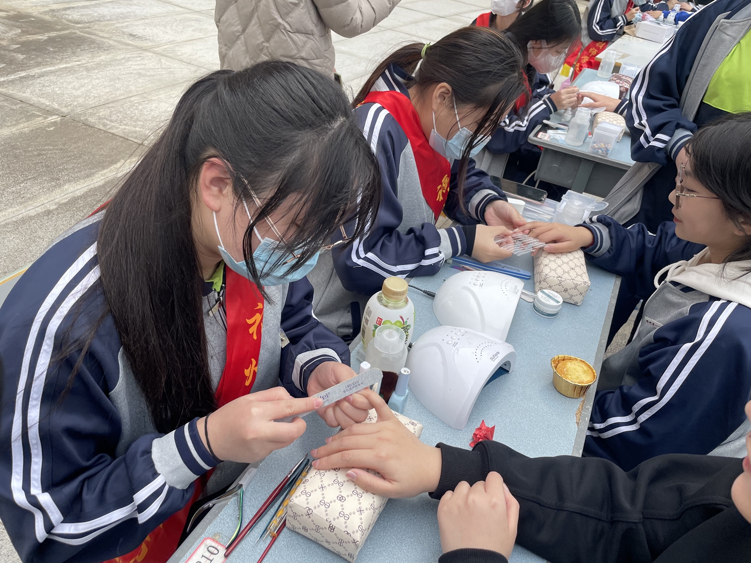 三月春风吹校园，雷锋精神我践行(图3)