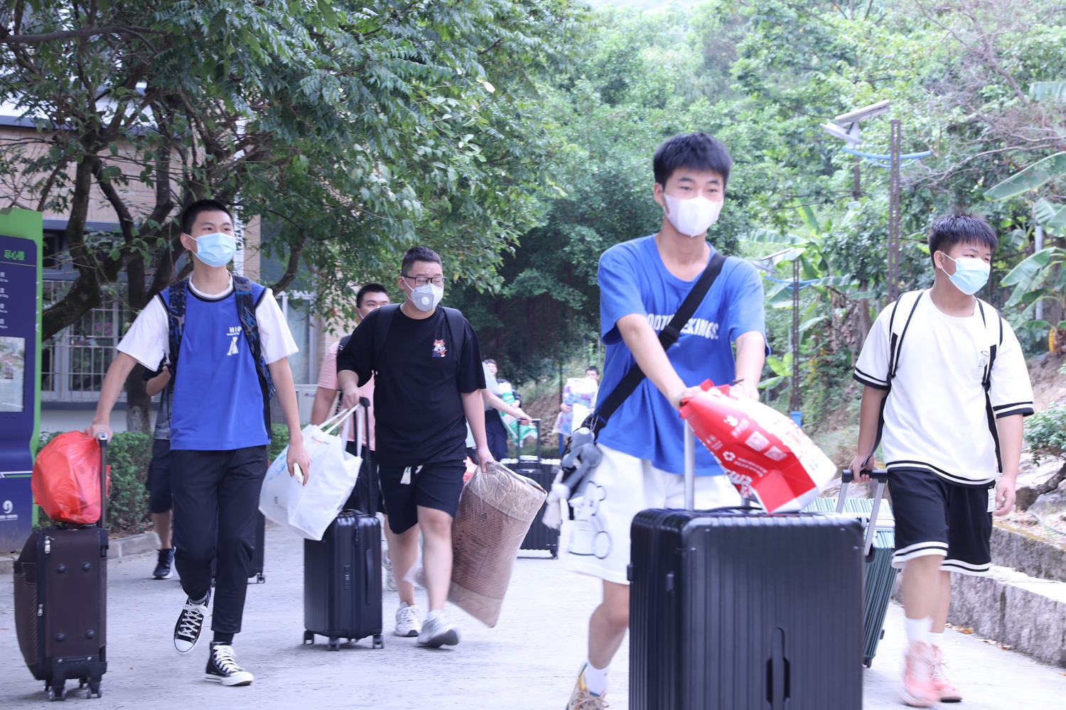 满新欢喜，以心迎新!（福州一技师2022年迎新生现场）(图2)