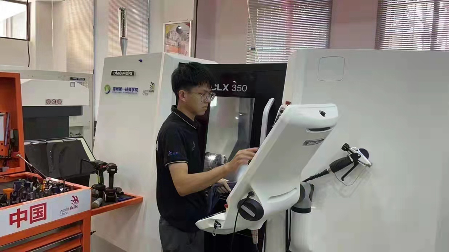 福州一技师为2022年世赛特别赛选手最后冲刺保驾护航(图1)