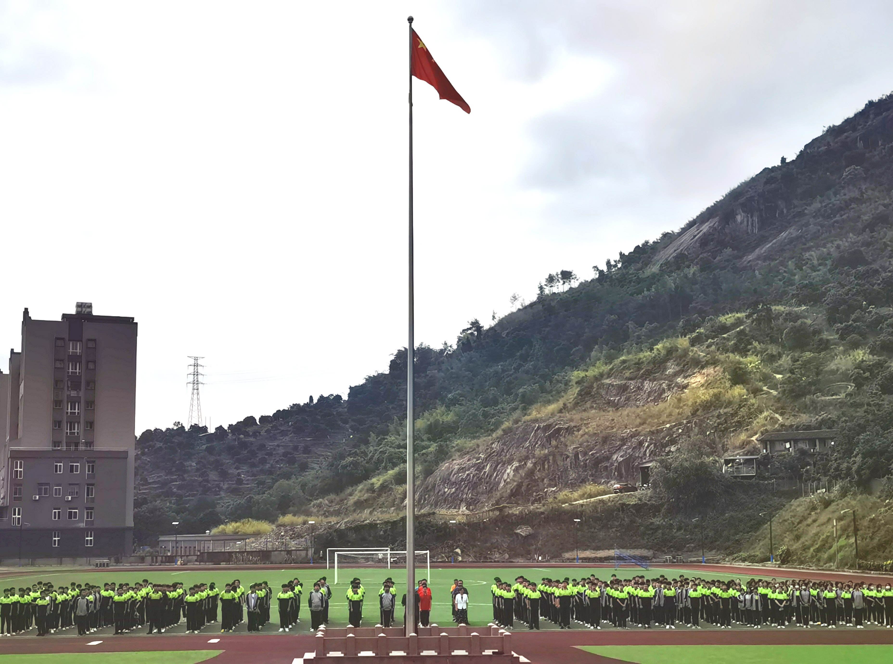 福州一技师举行迎国庆升旗仪式(图1)