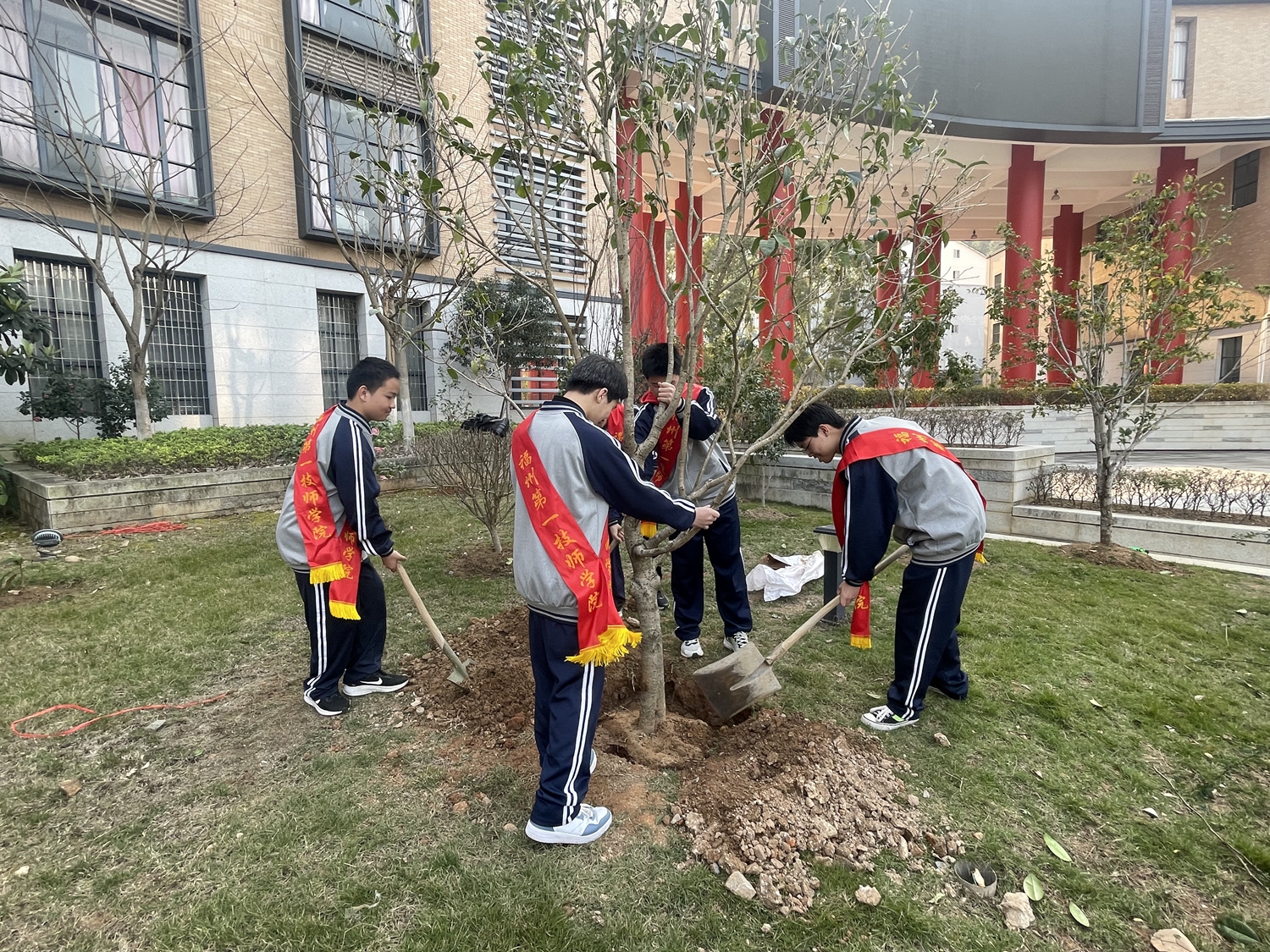 澳门永利集团举行植树节活动(图4)