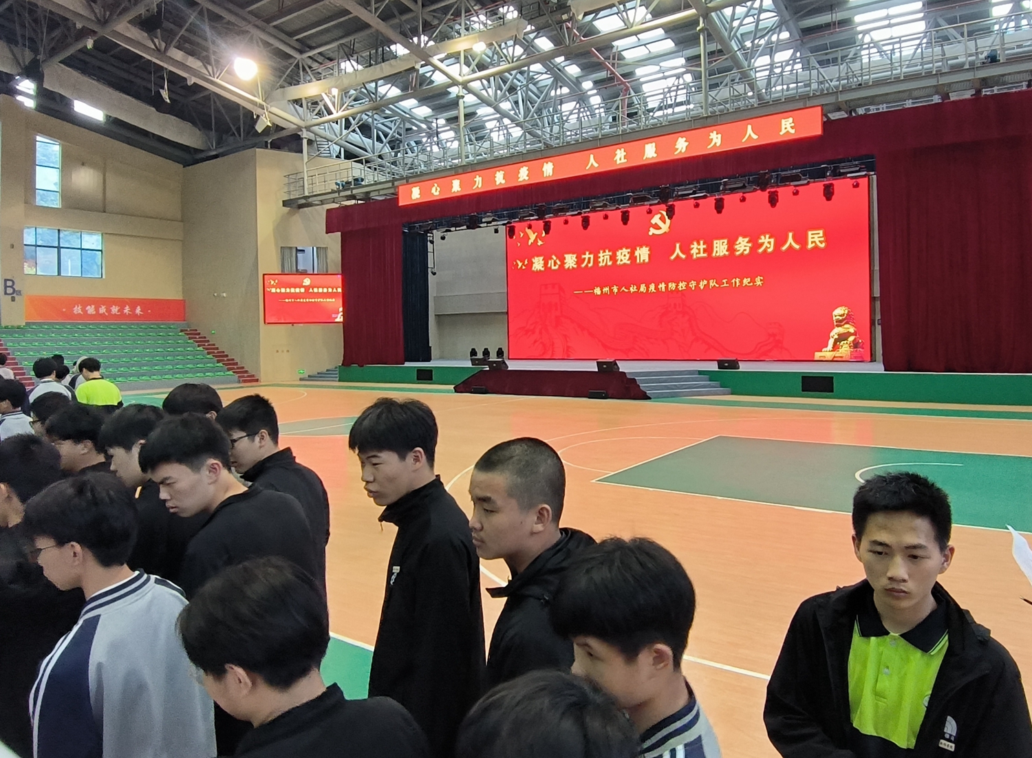 澳门永利集团师生观看市局疫情防控守护队工作纪实展(图1)