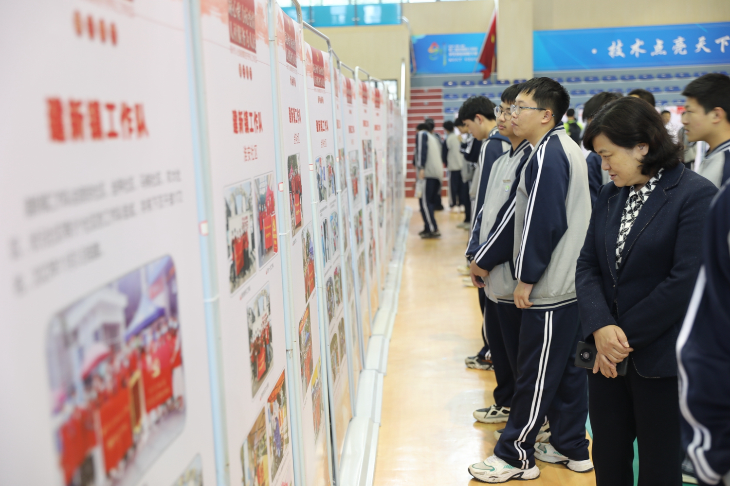 澳门永利集团师生观看市局疫情防控守护队工作纪实展(图7)