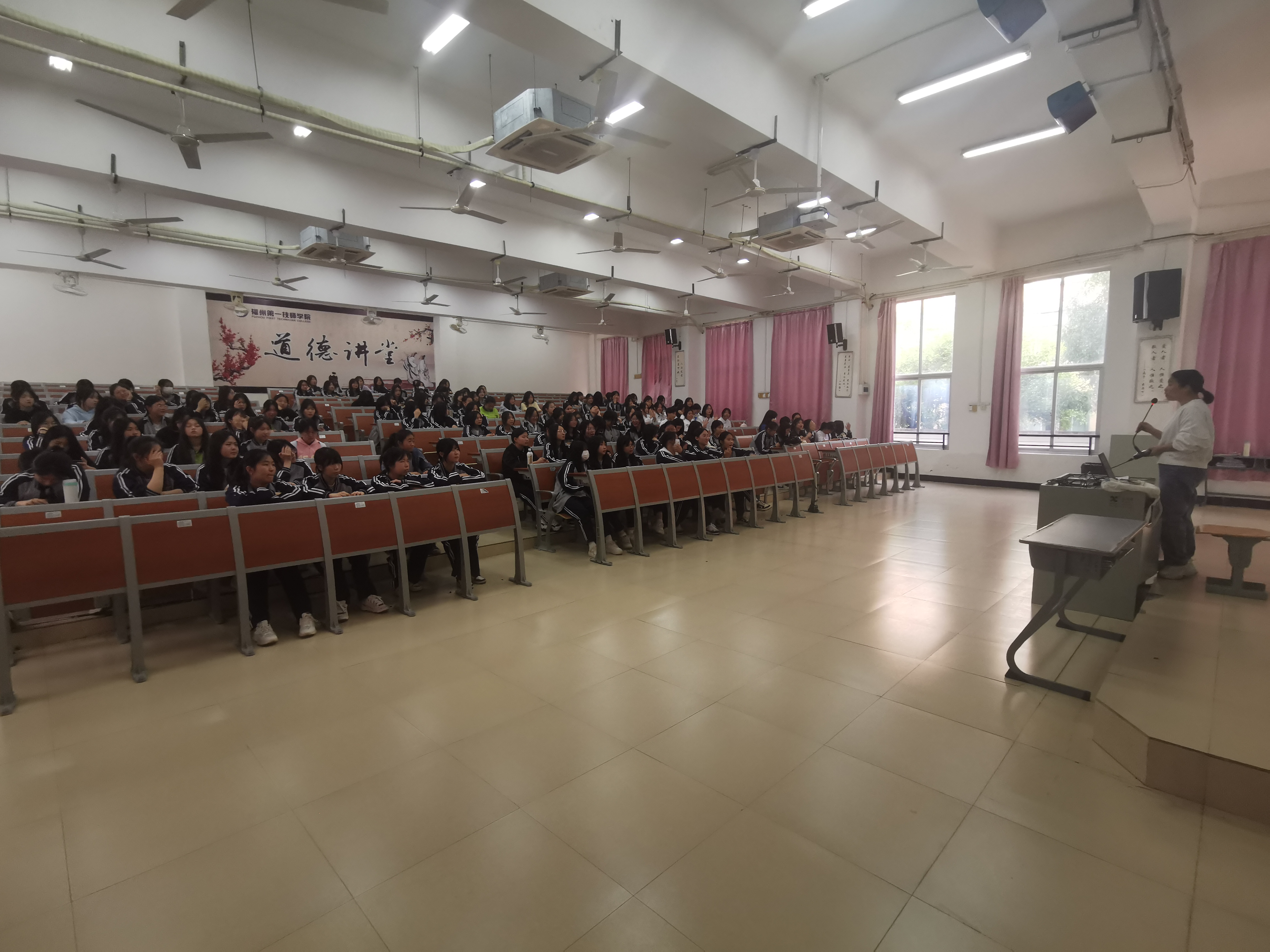 澳门永利集团举行青春期心理健康教育讲座(图2)