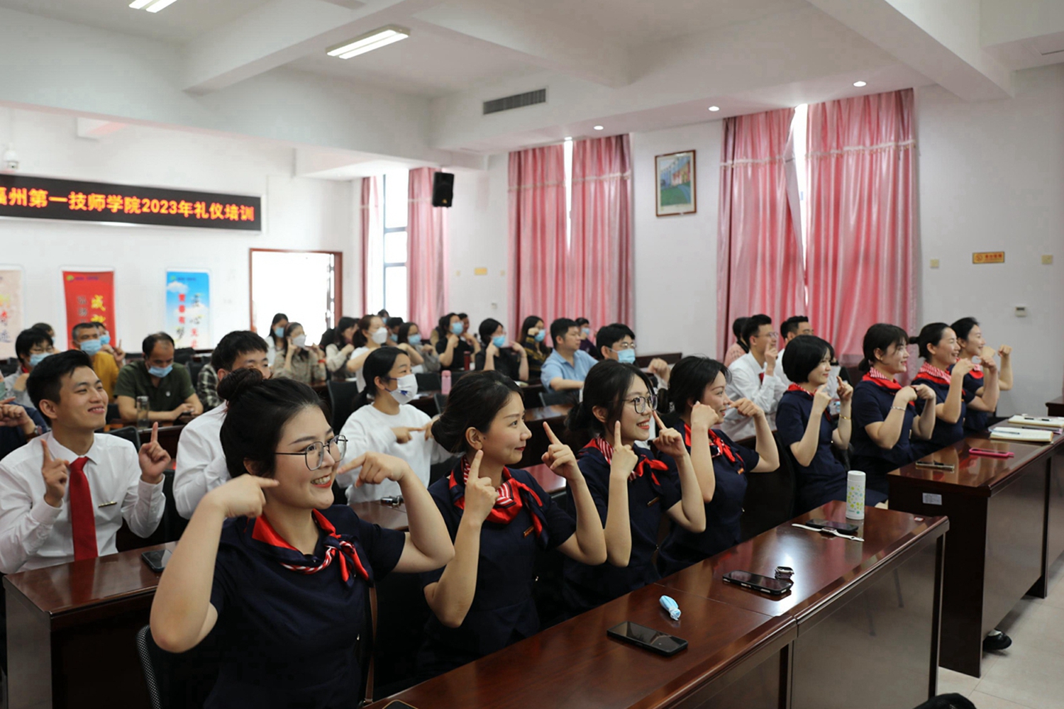学院开展“学教师礼仪，树文明形象”教师礼仪培训(图5)
