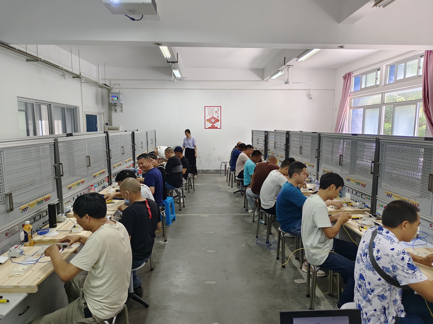 澳门永利集团举办电工新兴行业工种免费培训(图1)